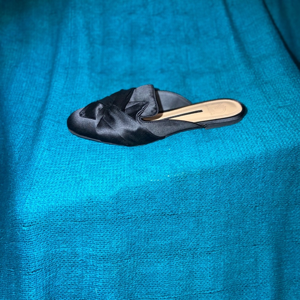 New Directions black flats / slip ons with cute knot design. Size 6.5